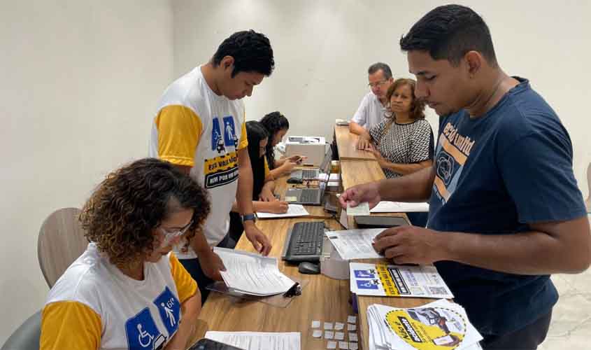 Prefeitura de Porto Velho realiza ação para emissão gratuita de credenciais de estacionamento para idosos e PcD