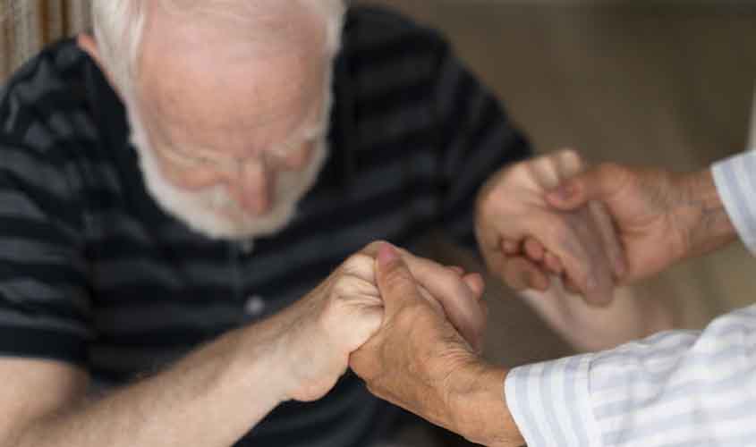 Ortopedista destaca sinais de alerta em quedas de idosos que exigem atendimento de emergência