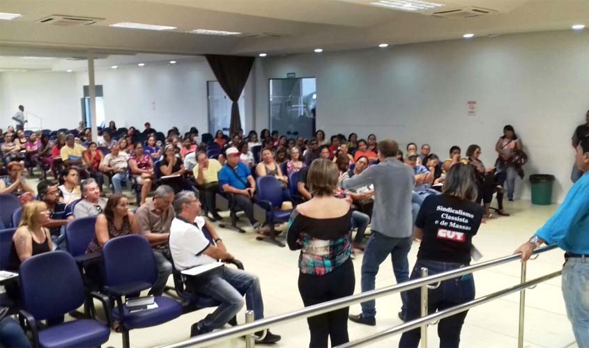 Trabalhadores em educação do município adiam indicativo de greve para ter audiência com o prefeito Hildon Chaves