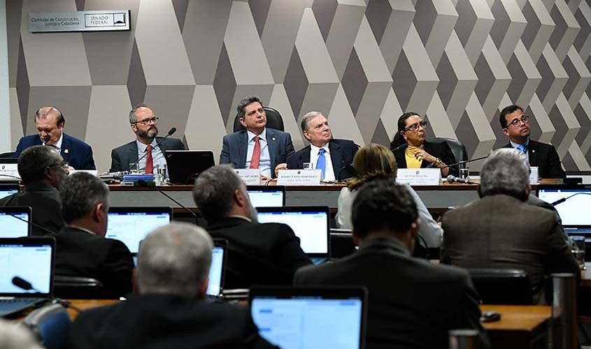 Reforma prejudica trabalhadores privados e servidores públicos, dizem debatedores