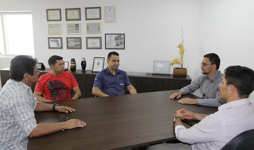 Anderson Pereira ouve demanda de moradores do Nova Esperança e busca solução para melhoria de vias