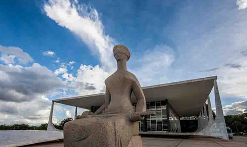 Bolsonaro pede impeachment de ministro do STF