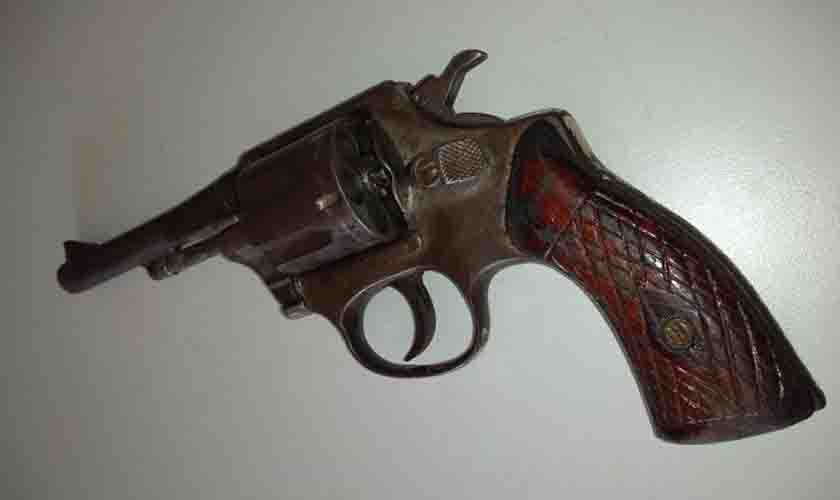 Polícia Militar apreende arma de fogo e conduz suspeita em posto de combustíveis