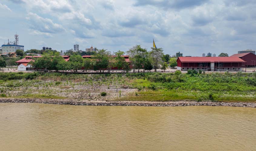 Nível do rio oscila e cota fica abaixo da seca histórica de 2022