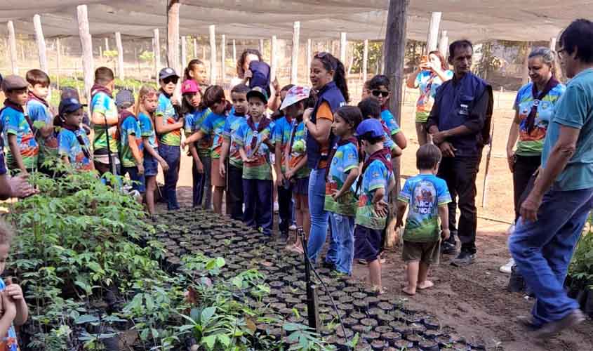 Semeia comemora Dia da Árvore com crianças e pais no Viveiro Municipal