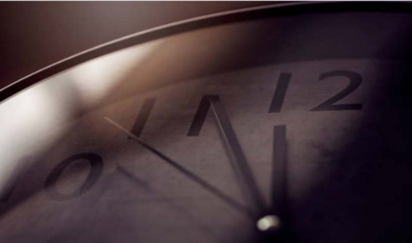 Horário de audiência antecipado em oito minutos afasta pena aplicada a empregado