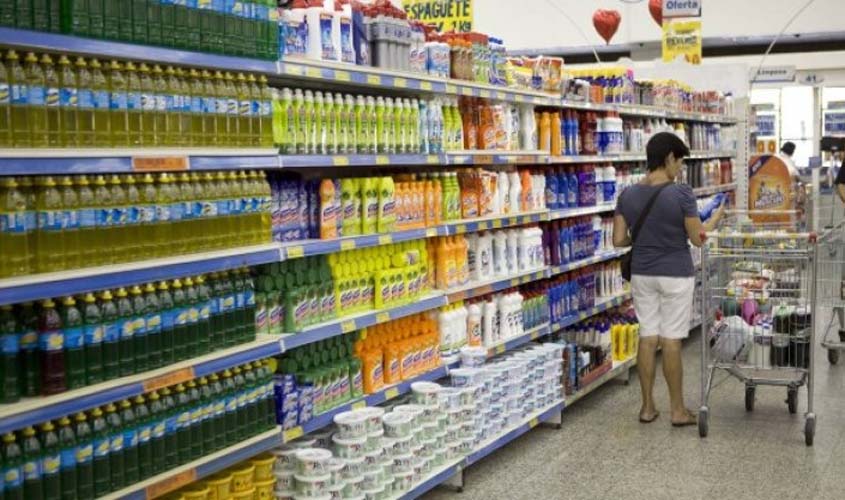 Supermercado que não apresentou cartões de ponto é condenado a pagar horas extras a atendente