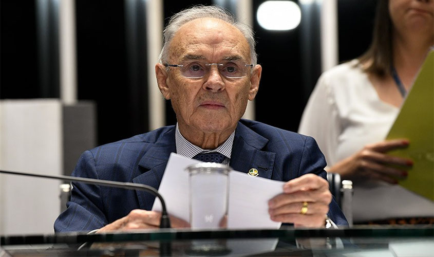 Senadores se referem a Arolde de Oliveira como 'amigo' e 'guerreiro'  