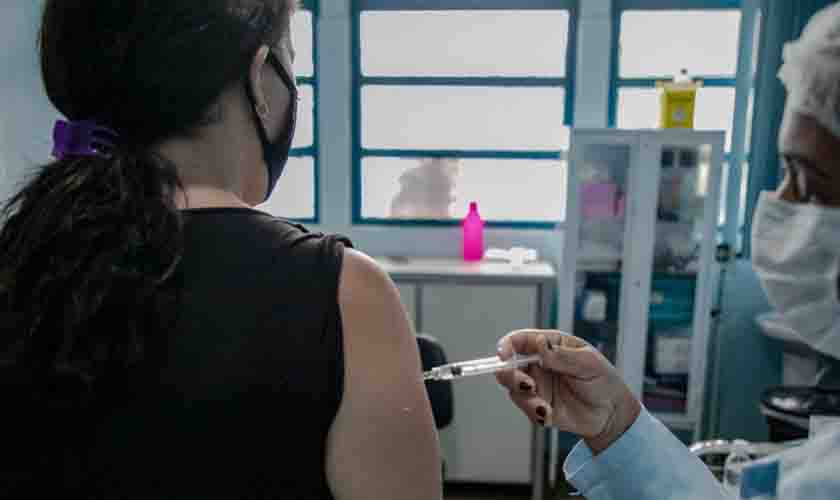 Vacina contra a covid-19 é disponibilizada em pontos estratégicos da capital neste fim de semana