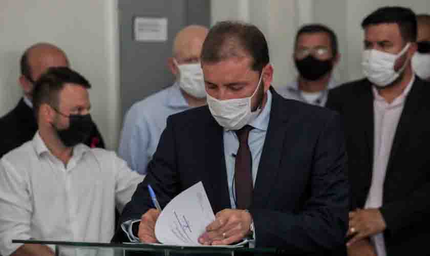 Hildon Chaves assina ordem de serviço para construção de novas praças em Porto Velho