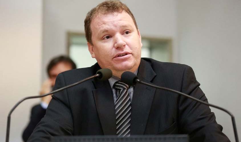 Deputado ameaça processar setores da imprensa e defende ex-assessor acusado de tráfico