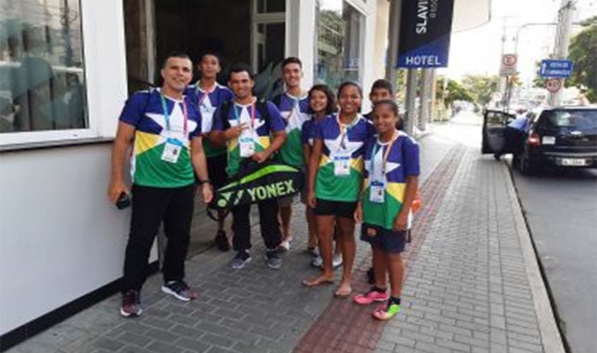 Superar as dificuldades é uma lição tirada dos treinos de badminton no distrito de Iata