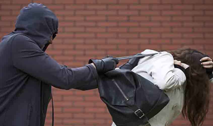 Três mulheres são violentamente atacadas e roubadas por elemento em motocicleta; uma delas foi arrastada pela rua