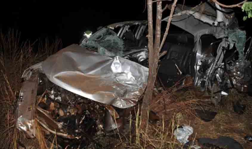 Batida entre picape e caminhão na BR 364, a 55 km de Vilhena, deixa homem e mulher mortos, além de feridos em estado grave