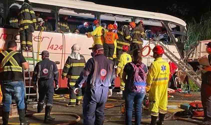Batida entre ônibus e caminhão mata sete pessoas no interior paulista