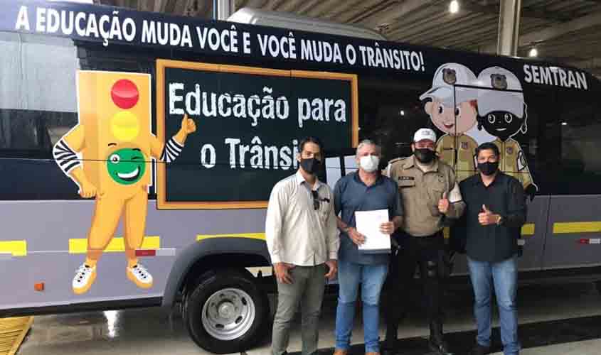Prefeitura recebe micro-ônibus para transportar agentes de trânsito