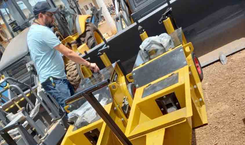 Prefeitura adquire máquinas para construção de meio fio