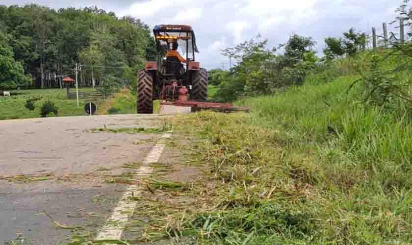 Rodovias pavimentadas na região da Zona da Mata recebem serviço de roçagem
