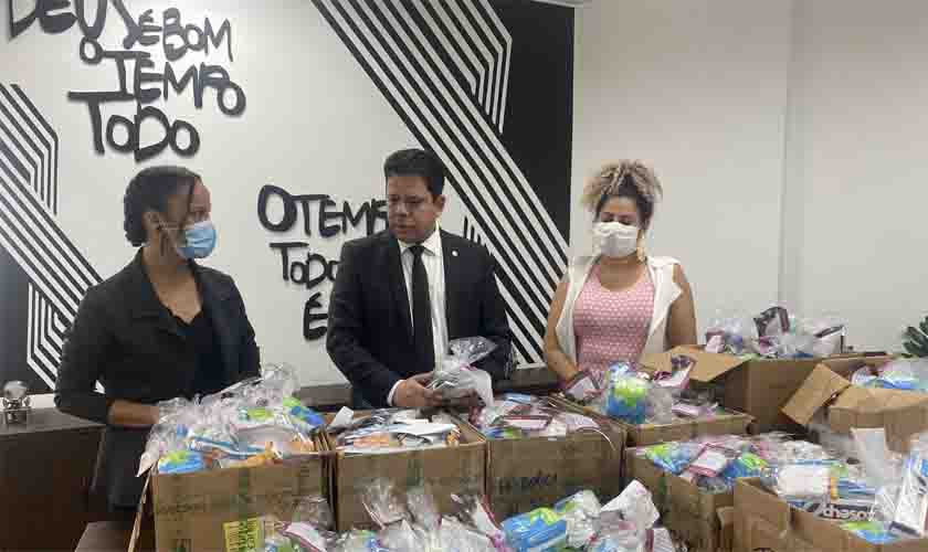 Agora é lei: Deputado Jair Montes entrega kits de higiene pessoal para mulheres em vulnerabilidade