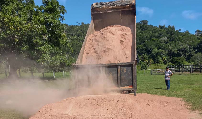 Semagri entrega mais de 400 toneladas de calcário para produtores rurais