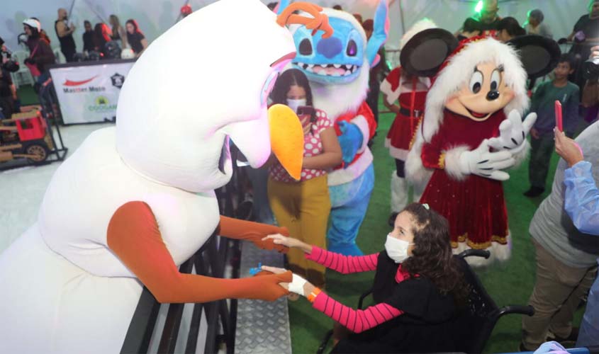 Pacientes do Hospital Cosme e Damião veem luzes de Natal