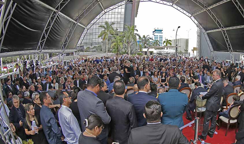 Deputado Luizinho Goebel participa de inauguração da nova sede do poder legislativo