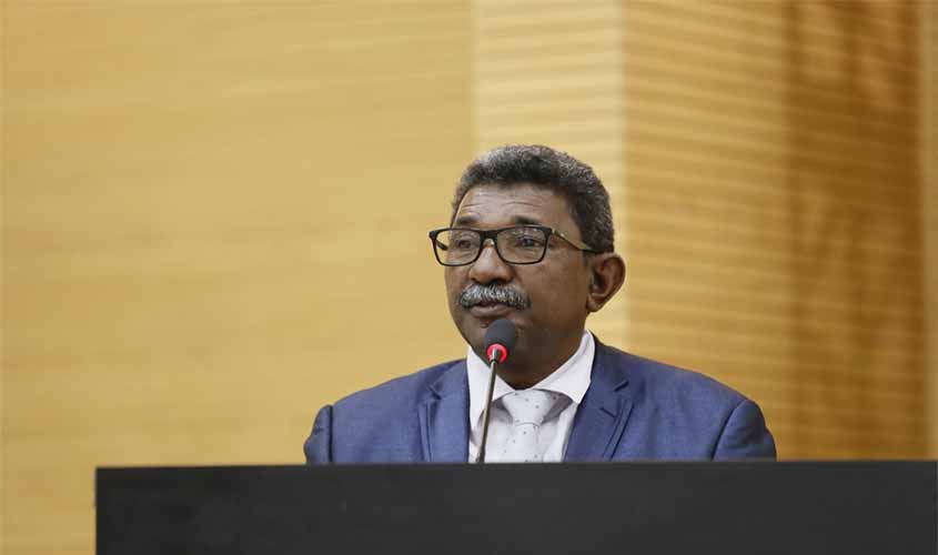 Na última sessão da 9º legislatura, Só na Bença agradece aos servidores e colegas parlamentares