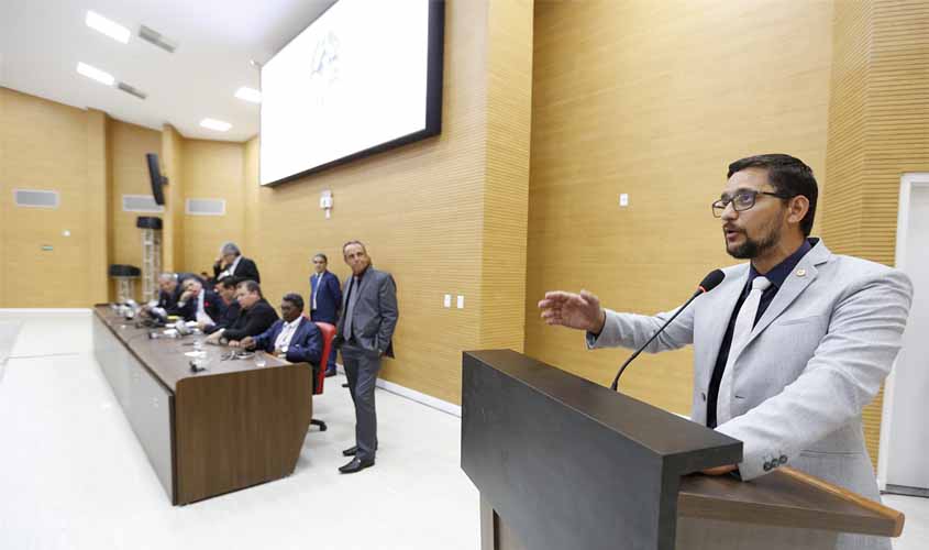 Deputados derrubam vetos do Executivo e garantem orçamento para o realinhamento salarial dos agentes penitenciários