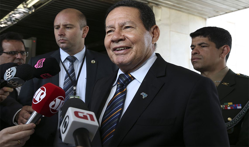 Mourão diz que governo pode convocar militares e ceder ao INSS