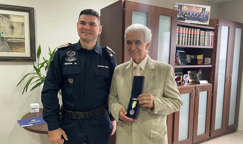 Polícia Militar presta homenagem a desembargador concedendo medalha do mérito Forte do Príncipe da Beira 