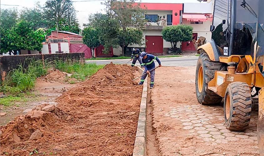 Restauração de meio-fio reforça manutenção viária
