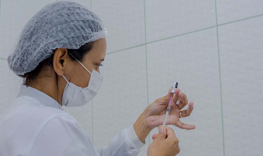 Vacinadores recebem treinamento sobre a vacina bivalente