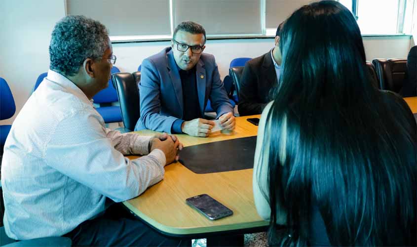 Deputado Alex Silva se reúne com Secretário de Estado da Educação do Estado