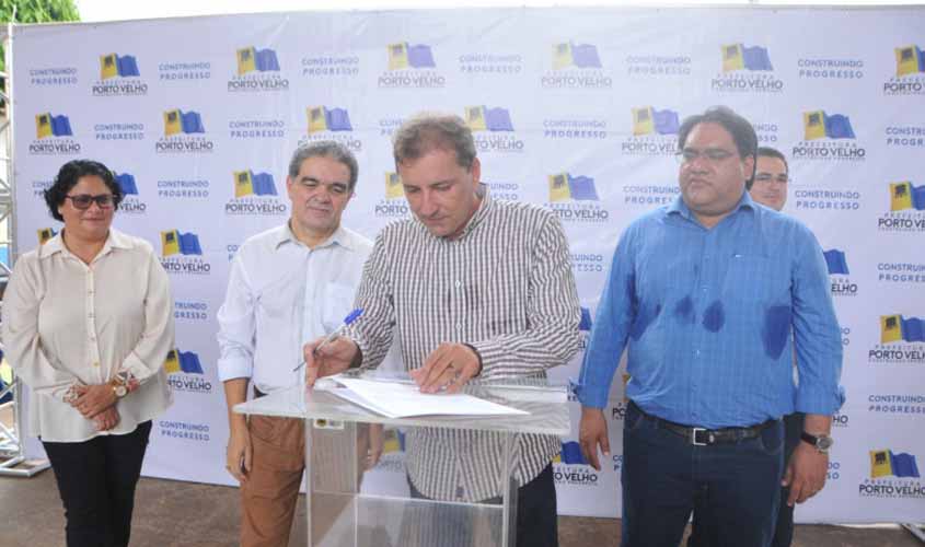 Prefeito assina ordem de serviço para construção de quadra esportiva