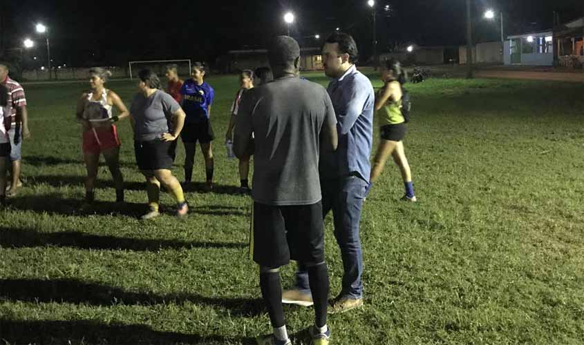 Márcio Oliveira agradece Emdur pela iluminação do campo de futebol do Mariana
