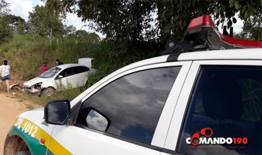 Após roubo, suspeitos capotam veículo e fogem na zona rural