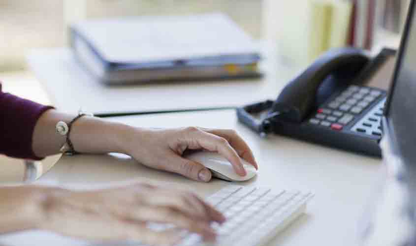 Administradora consegue anular advertência por remarcar férias sem falar com chefia 