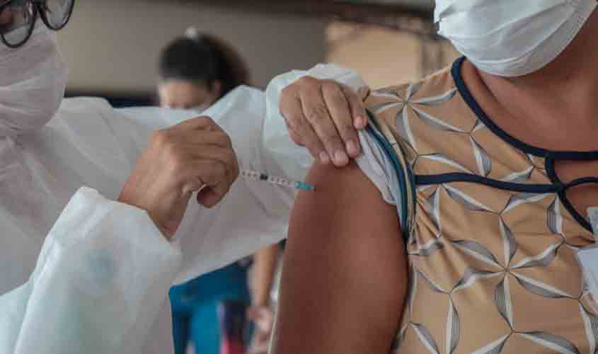 Nova etapa de vacinação da primeira dose em trabalhadores de saúde inicia nesta quarta-feira (24)