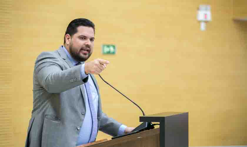 Deputado Jean Oliveira denuncia na tribuna que Secretário da Saúde usa o cargo para fazer politicagem