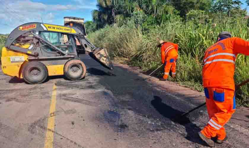 DER trabalha na manutenção da RO 387 que liga o município de Espigão do Oeste à BR-364