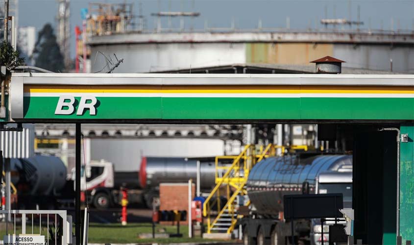 Preço do diesel cai R$ 0,18 nas distribuidoras, nesta quinta-feira