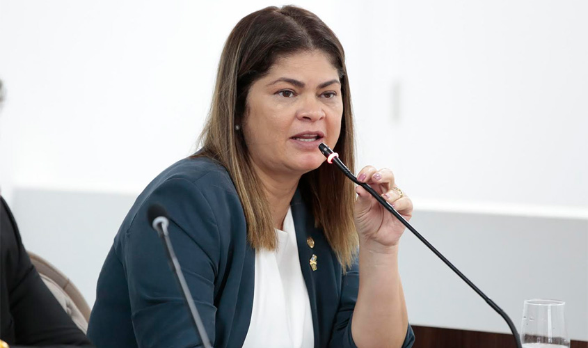 Cássia Muleta indica tapa-buracos para Vale do Anari