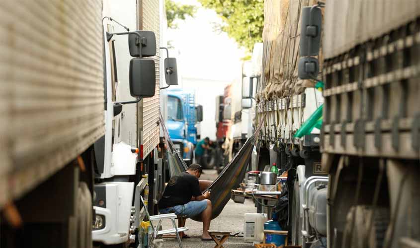 Após reunião com governo, caminhoneiros descartam paralisação