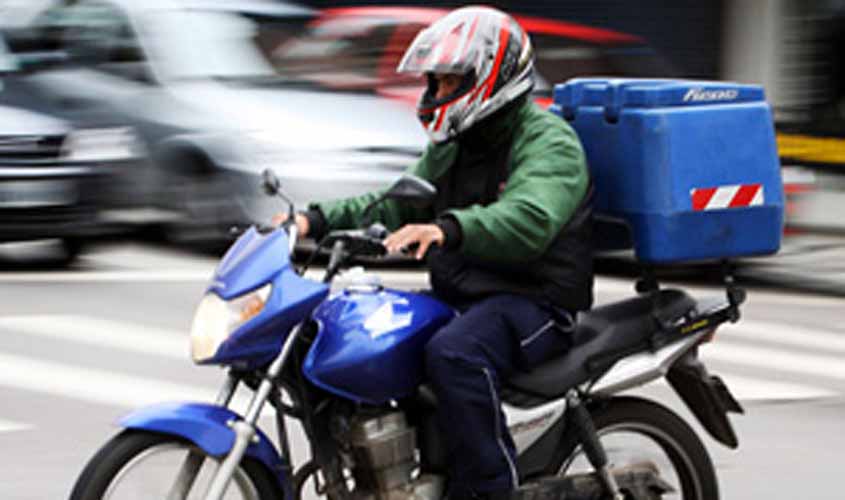 Motoboy de pizzaria vai receber pagamento em dobro por não tirar folga aos domingos