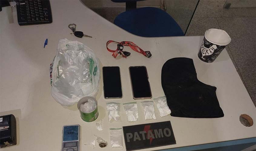 PM apreende mais de 100 g de drogas e prende casal 