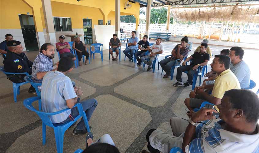 Presidente Laerte Gomes discute problemas de segurança pública com moradores de Nova Londrina