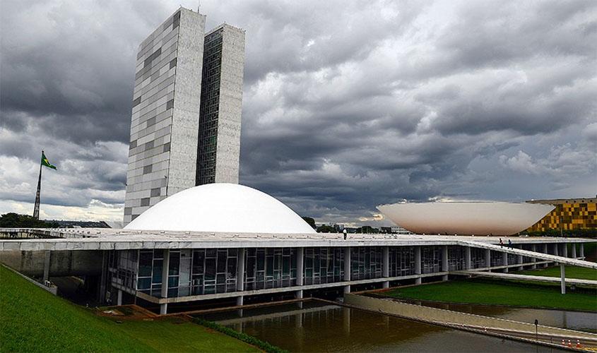 Governo não consegue levar dinheiro a quem precisa, apontam senadores