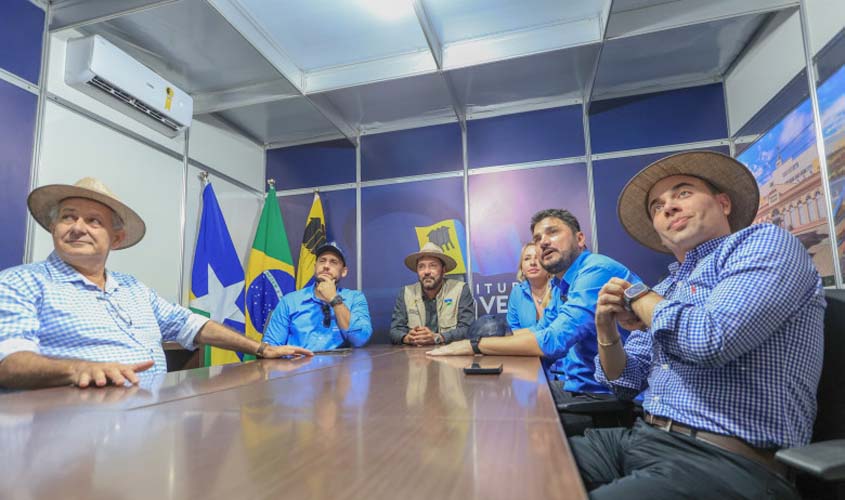 Prefeito Hildon Chaves prestigia lançamento do stand da Ale-RO na RRShow 2023