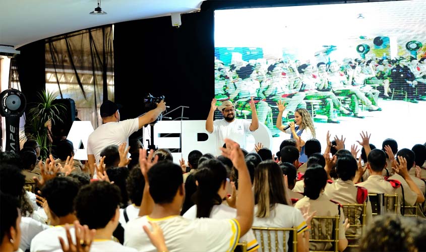 Palestra de Libras empolga estudantes durante visita ao estande da Assembleia na Rondônia Rural Show