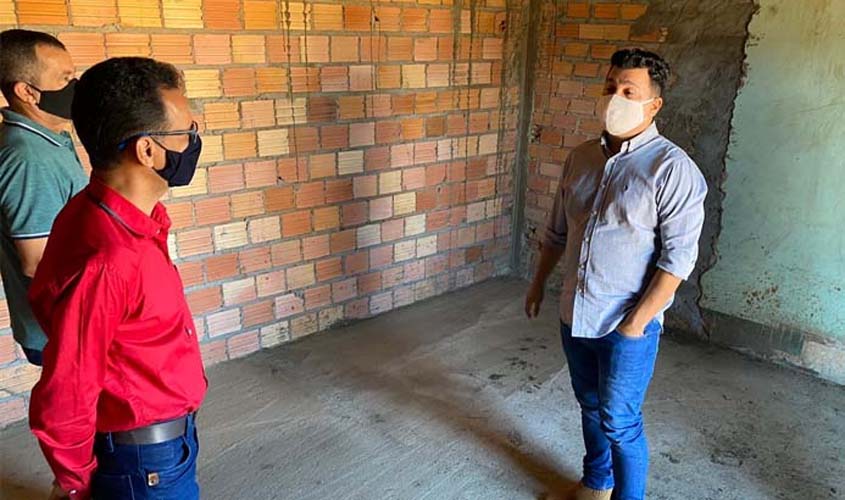 Deputado Marcelo Cruz visita construção de 'fábrica de gelo' em Ji-Paraná